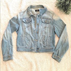 LIGHT WASH BLUE JEAN JACKET